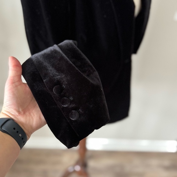 Like new! 1. STATE Revolve Velvet Tuxedo Blazer Unique Collar Color: Rich Black - Picture 8 of 10